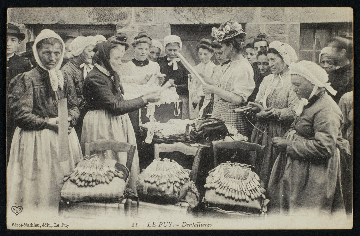 Postal retratando rendeiras de Le Puy, c.1900 de French Photographer