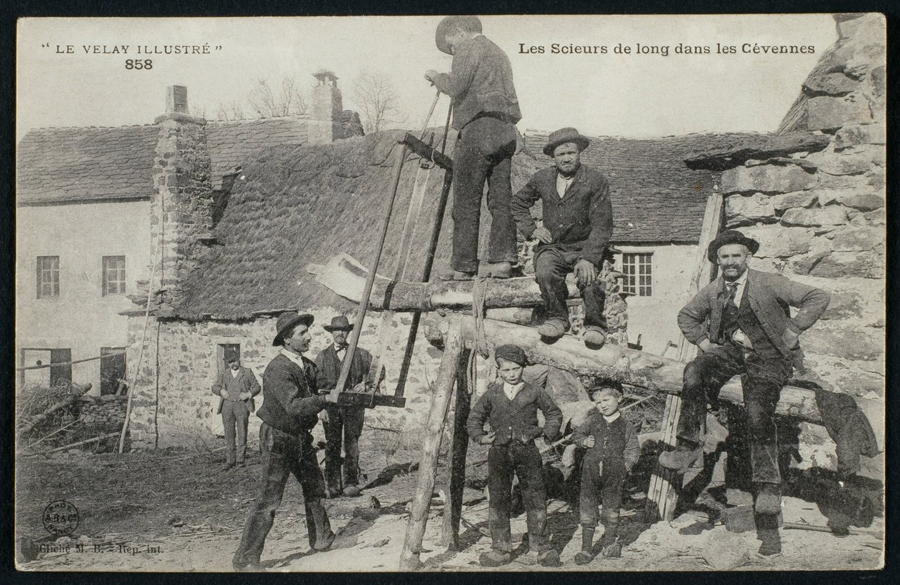 Cartão postal representando serradores em Cévennes, c.1900 de French Photographer