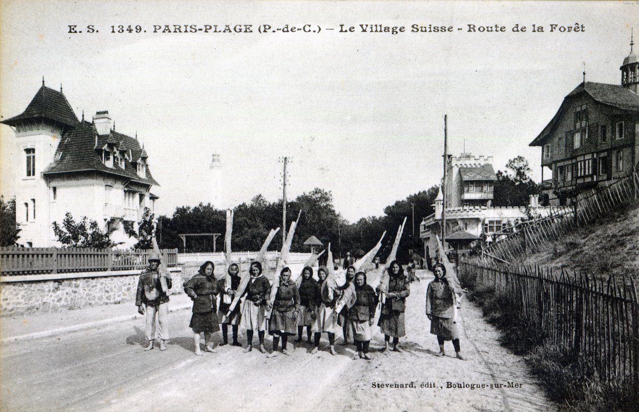 Cartão postal retratando pescadores de camarão no Village Suisse, Paris-Plage, c.1910 de French Photographer