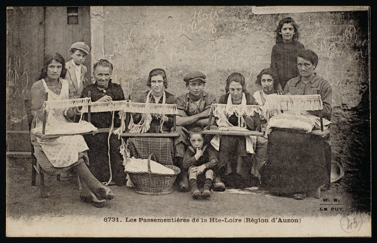 Postal retratando fabricantes de móveis macios na região de Auzon, c.1900 de French Photographer