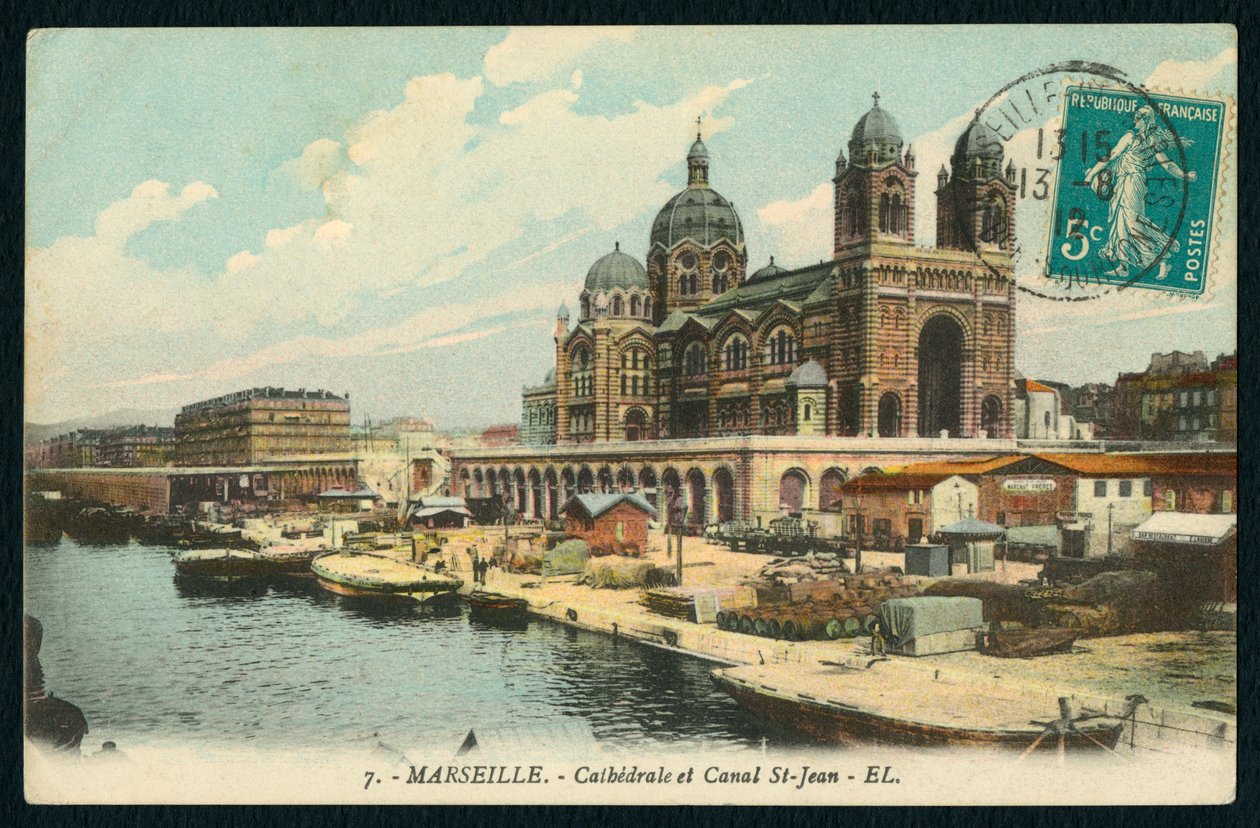 Cartão postal representando a Catedral Sainte-Marie-Majeure e o canal Saint-Jean em Marselha, França, c.1900 (foto de bw colorida) de French Photographer