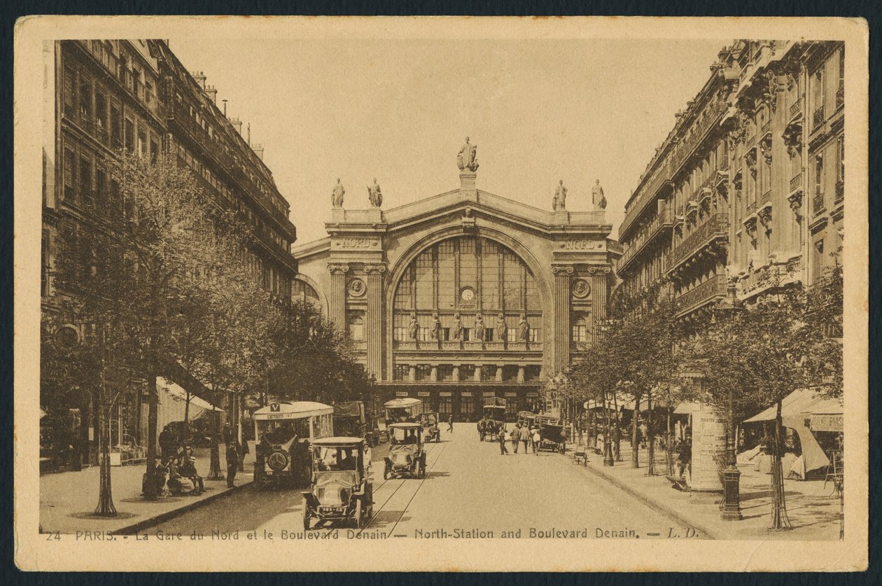 Postal retratando a Gare du Nord e o Boulevard Denain em Paris, c.1920 de French Photographer