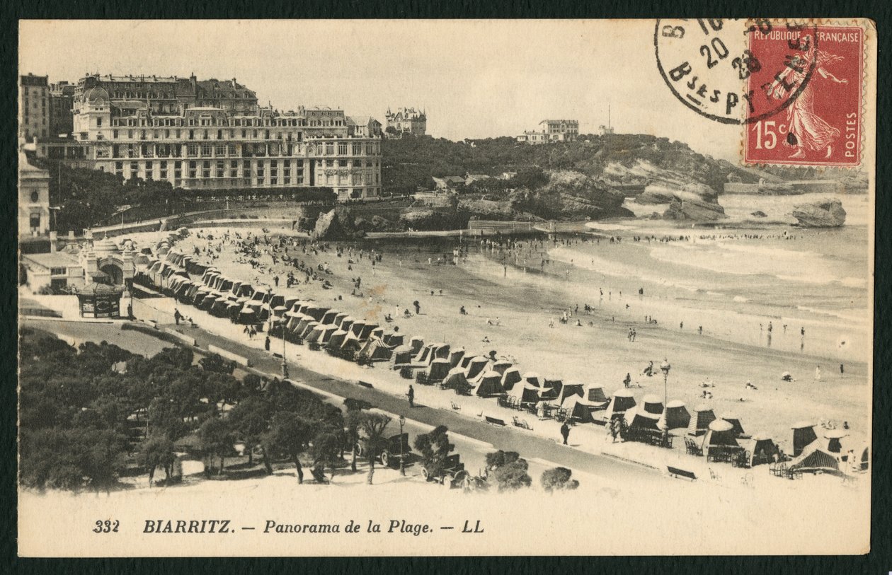 Postal representando a Grande Plage de Biarritz, c.1900 de French Photographer