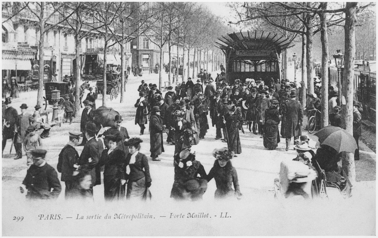 Postal representando a saída da estação metropolitana, Porte Maillot, Paris, projetada por Hector Guimard (1867-1942) c.1905 de French Photographer