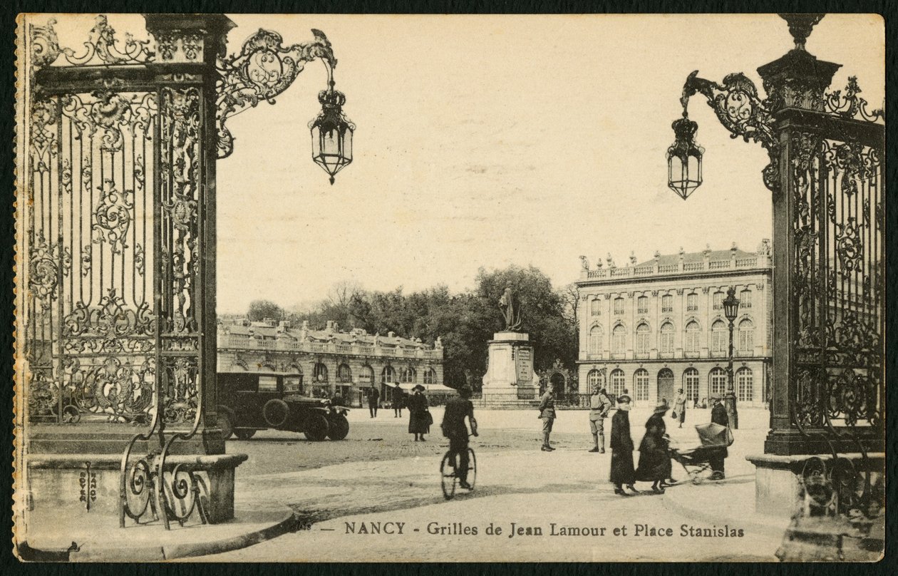 Postal retratando a Praça Stanislas e os corrimões de ferro forjado de Jean Lamour em Nancy, França, c.1920 de French Photographer