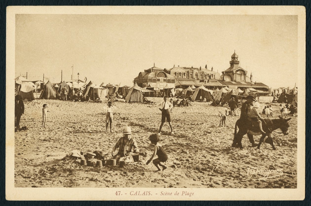 Cartão postal representando a praia e o cassino em Calais, França, c.1920 de French Photographer