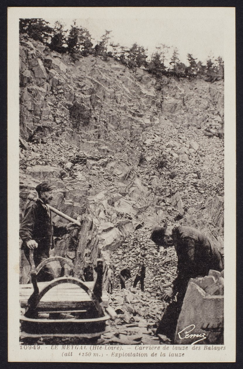 Postal retratando os trabalhadores da pedreira em Le Meygal, Balayes, Haute-Loire, c.1900 de French Photographer