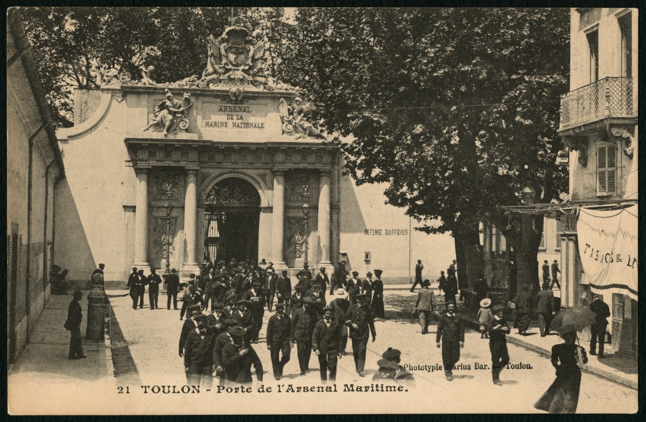 Cartão postal representando o portão do Arsenal naval, Toulon, c.1900 (photolitho) de French Photographer