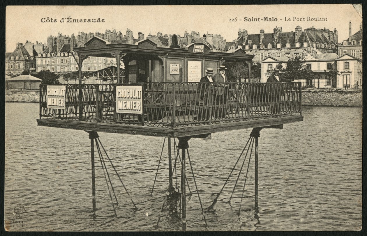 Cartão postal retratando a ponte em movimento na maré alta em Saint-Malo, c.1900 (photolitho) de French Photographer