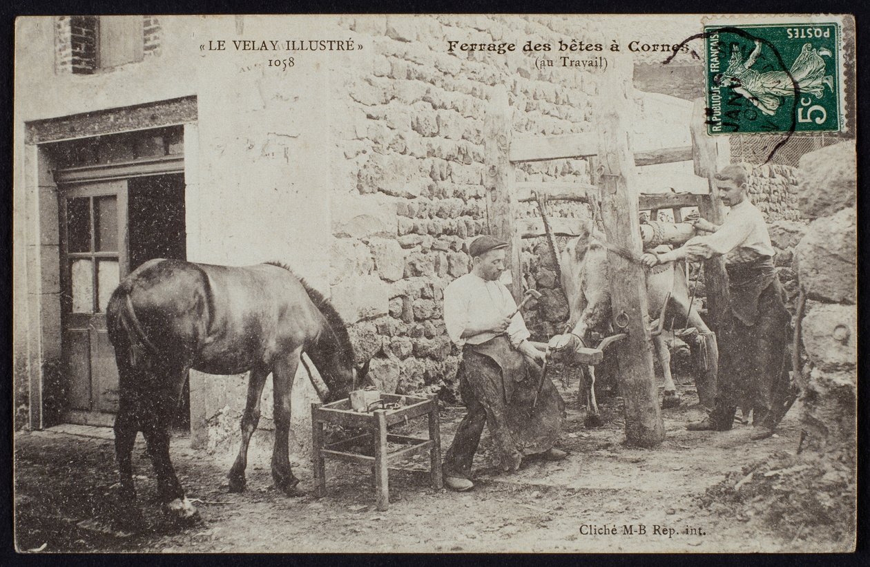 Cartão postal representando a ferradura de um cavalo em Cornes, Le Velay, c.1900 de French Photographer