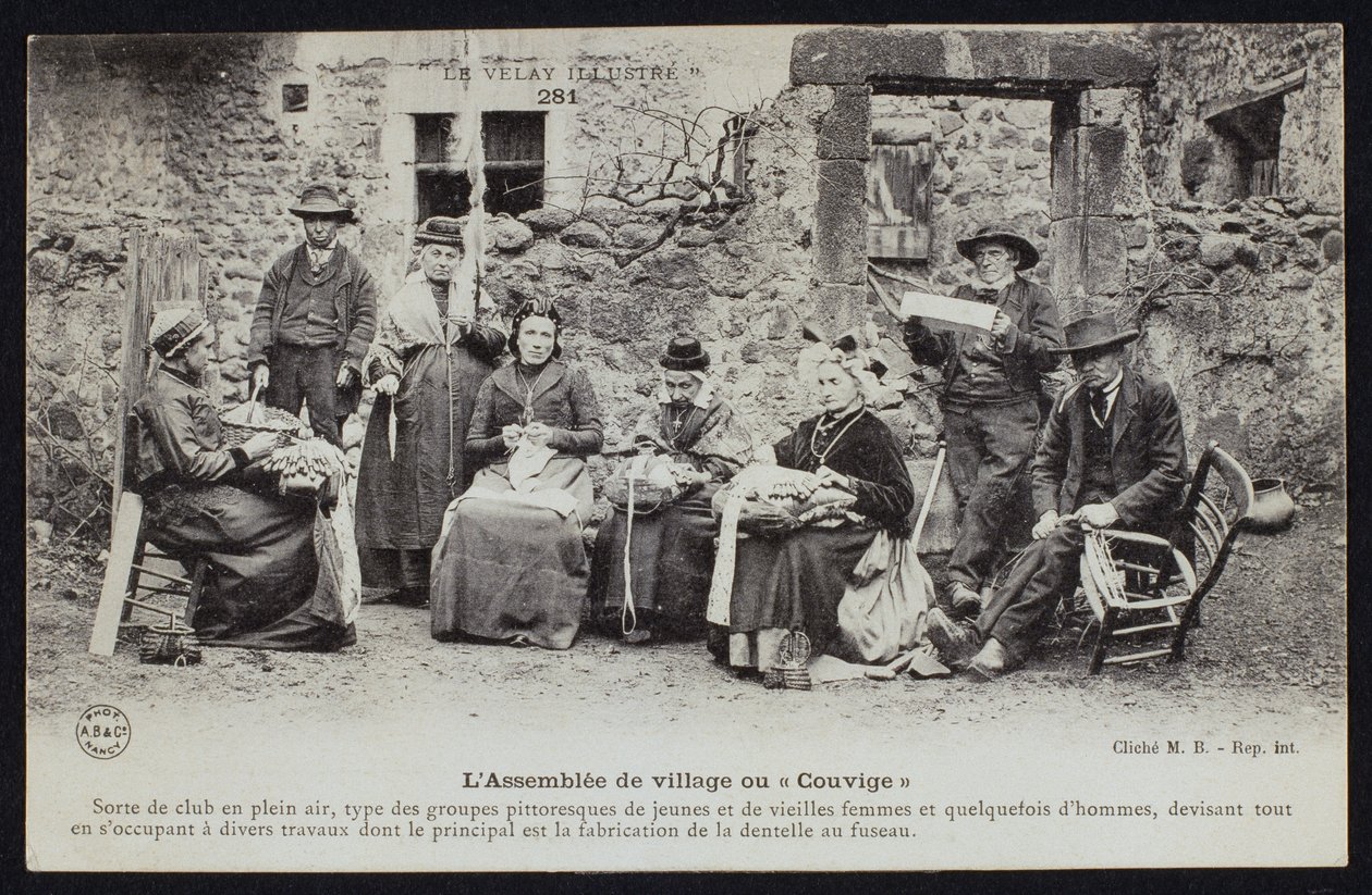 Postal retratando a reunião dos aldeões ou Couvige, Le Puy-en-Velay, c.1900 de French Photographer