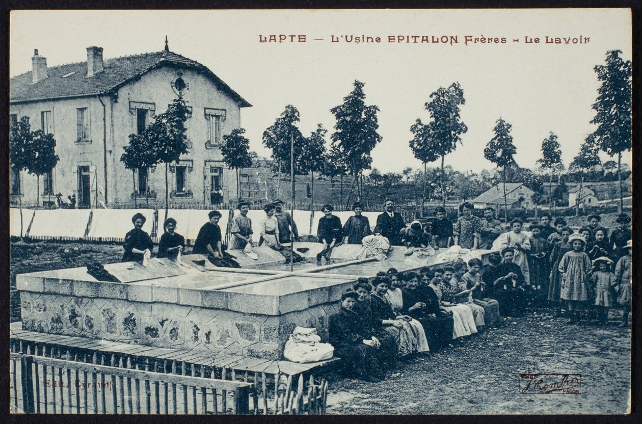 Postal representando o local de lavagem da fábrica Epitalon Freres em Lapte, Haute-Loire, c.1900 de French Photographer