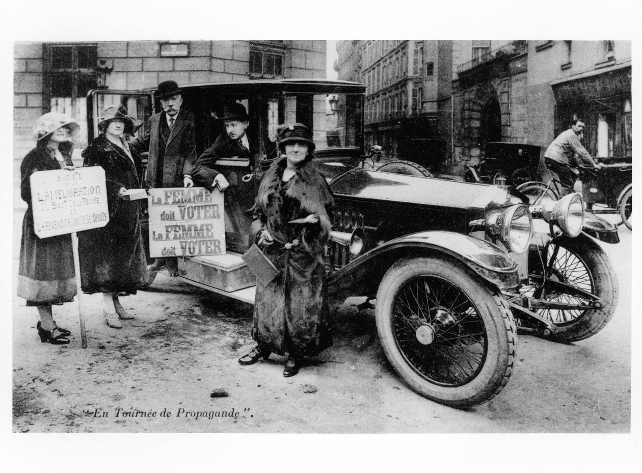 Cartão postal de propaganda incentivando as mulheres a lutar pelos direitos de voto, início do século XX de French Photographer