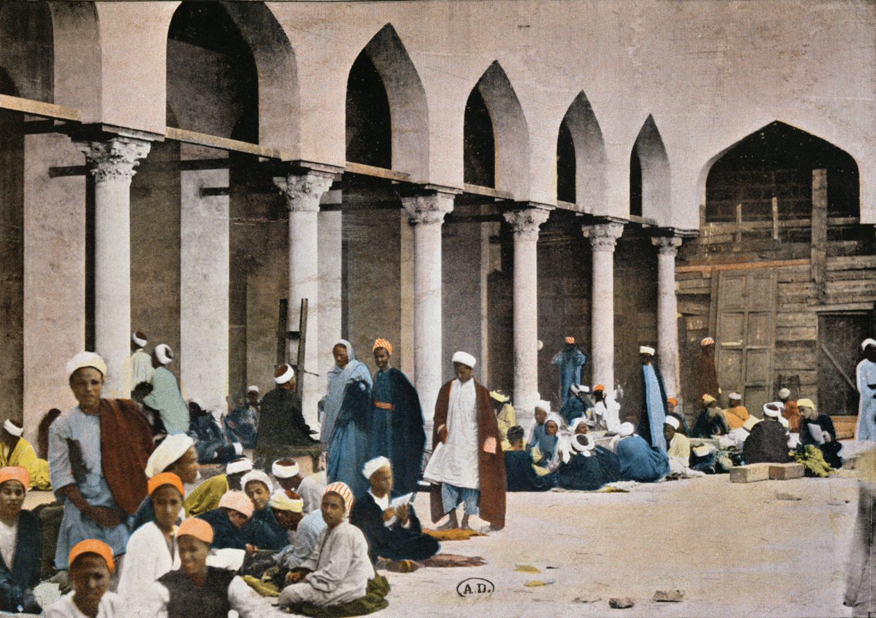 Alunos que recebem instrução no pátio da Mesquita Al-Azhar, no Cairo, c.1900 (foto colorida) de French Photographer