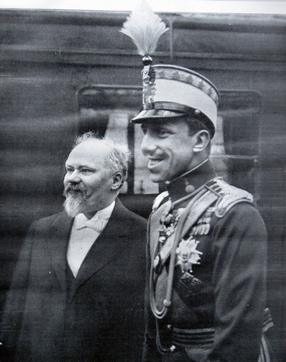 Raymond Poincare cumprimentando o rei Alfonso XIII da Espanha de French Photographer