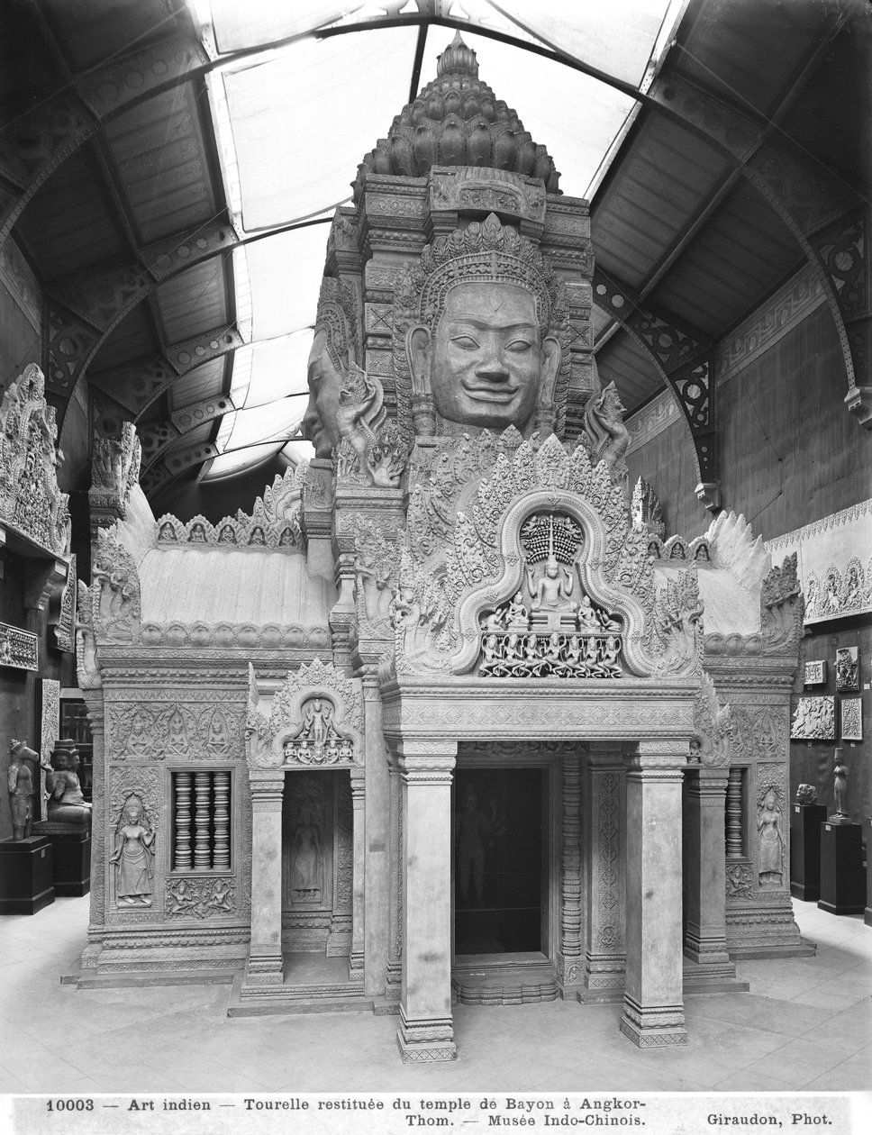 Torre reconstruída, Templo de Bayon em Angkor Thom, c.1912 de French Photographer