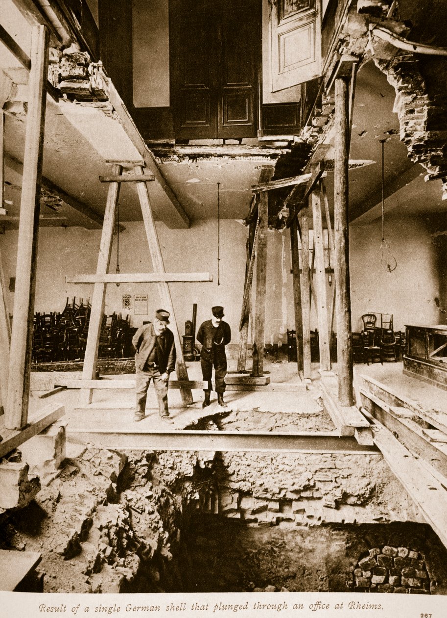 Resultado de uma única granada alemã que mergulhou em um escritório em Reims, 1914-19 de French Photographer