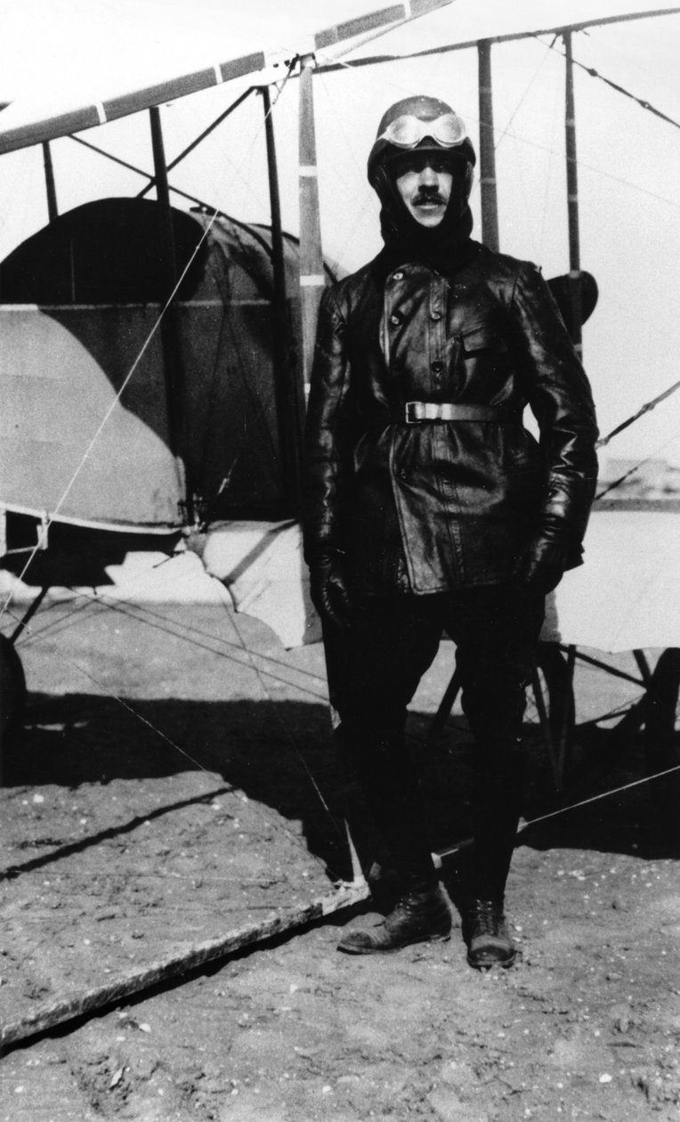Roland Garros (1888-1918) ao lado de seu avião, 1915 de French Photographer