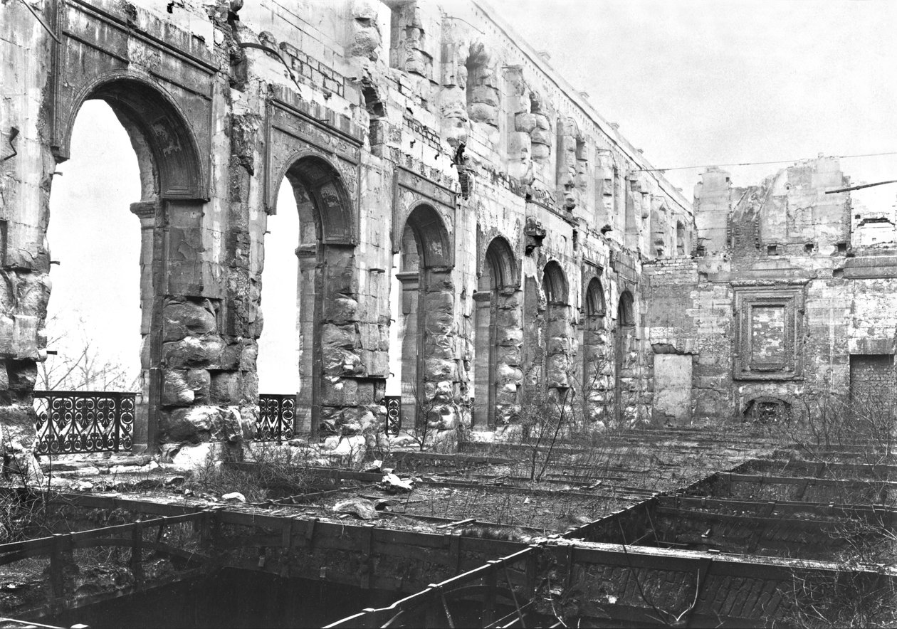 Ruínas do Cour des Comptes durante a comuna de Paris, 1871 de French Photographer