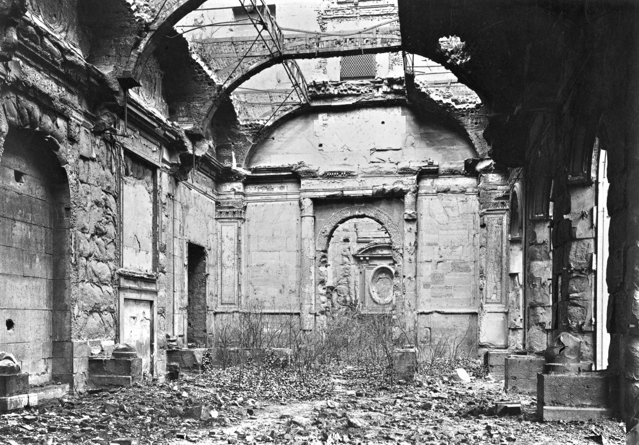 Ruínas do Cour des Comptes durante a comuna de Paris, 1871 de French Photographer