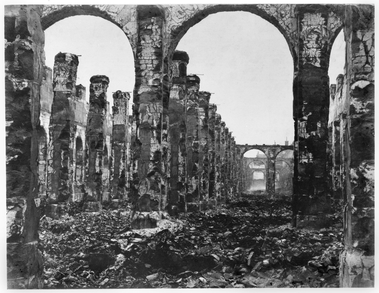 Ruínas do Cour des Comptes durante a comuna de Paris, 1871 de French Photographer