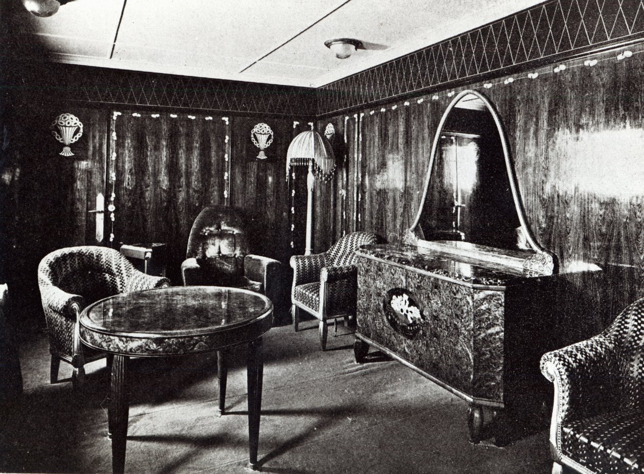 Salão de um apartamento de luxo no Ocean Liner Paris, julho de 1921 de French Photographer