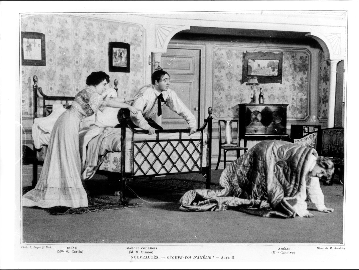 Cena do ato II de Ocupe-Toi dAmelie por Georges Feydeau (1862-1921) 1908 de French Photographer