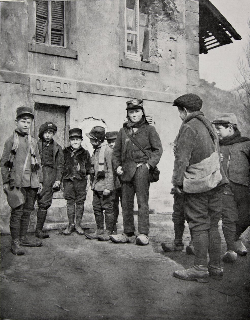 Crianças em idade escolar da Alsácia, 1915 de French Photographer