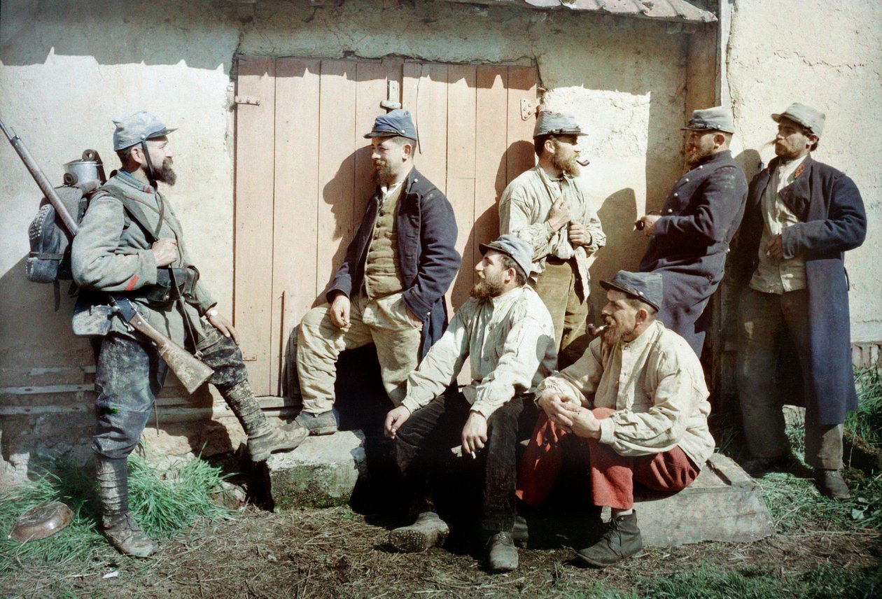 Sete soldados franceses na frente de um edifício, um carrega sua arma e equipamentos, França, c.1914-18 (autocrômico) de French Photographer