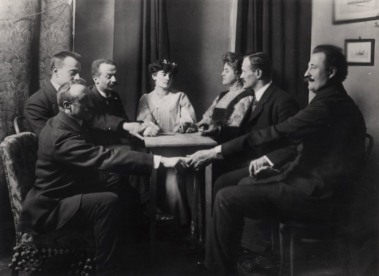 Sessão Espírita, de fotografias fantasmagóricas de E. Imoda, 1912 de French Photographer