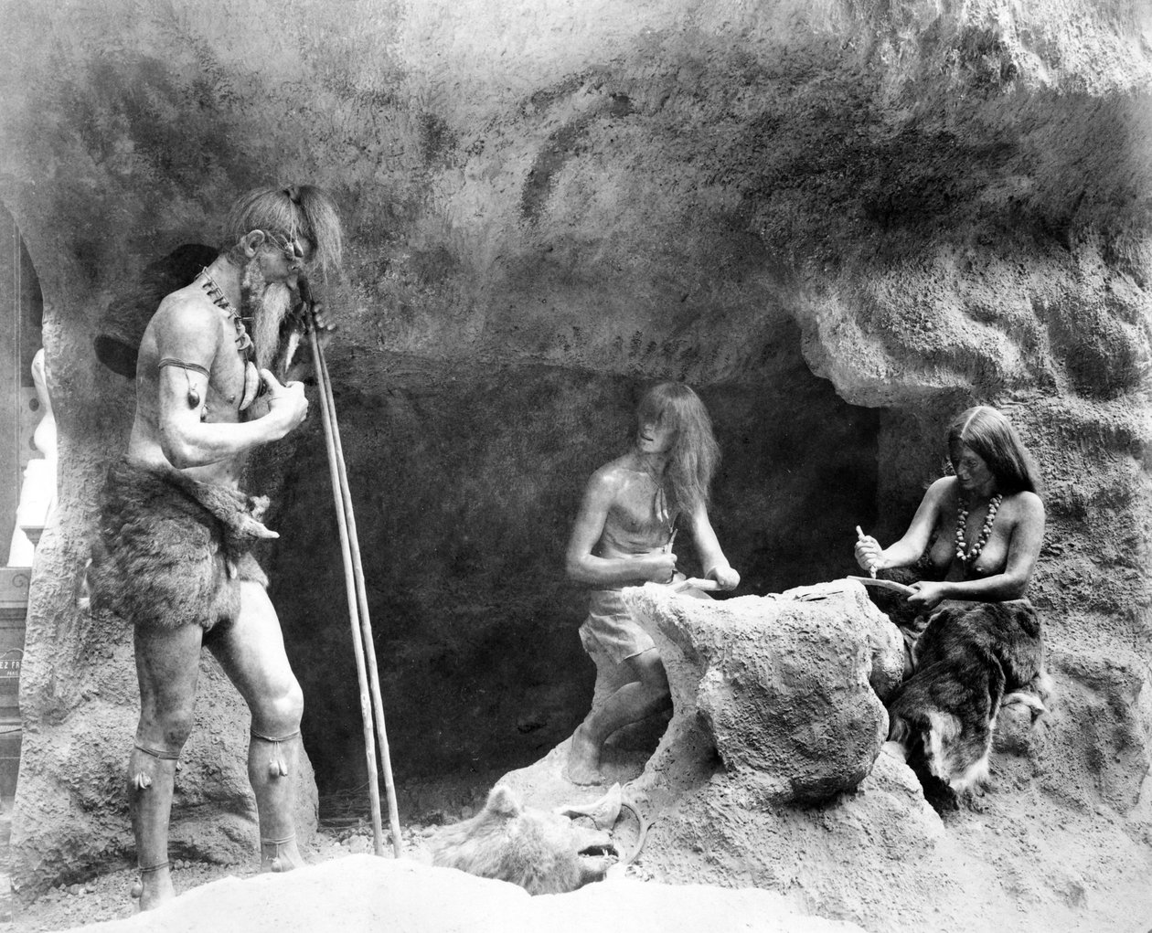 Pessoas da Idade da Pedra fazendo instrumentos de pedra, Paris Exhibition, 1889 de French Photographer