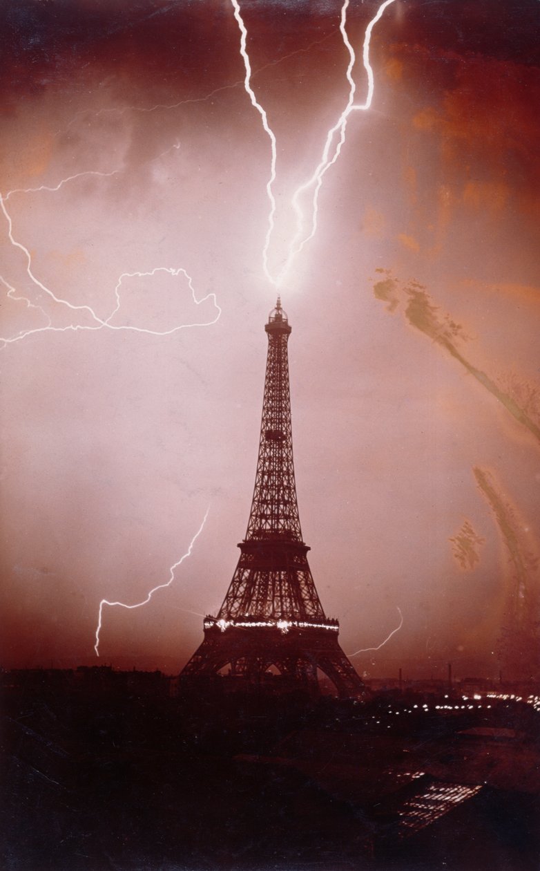 Tempestade sobre a Torre Eiffel, 6 de maio de 1919 de French Photographer