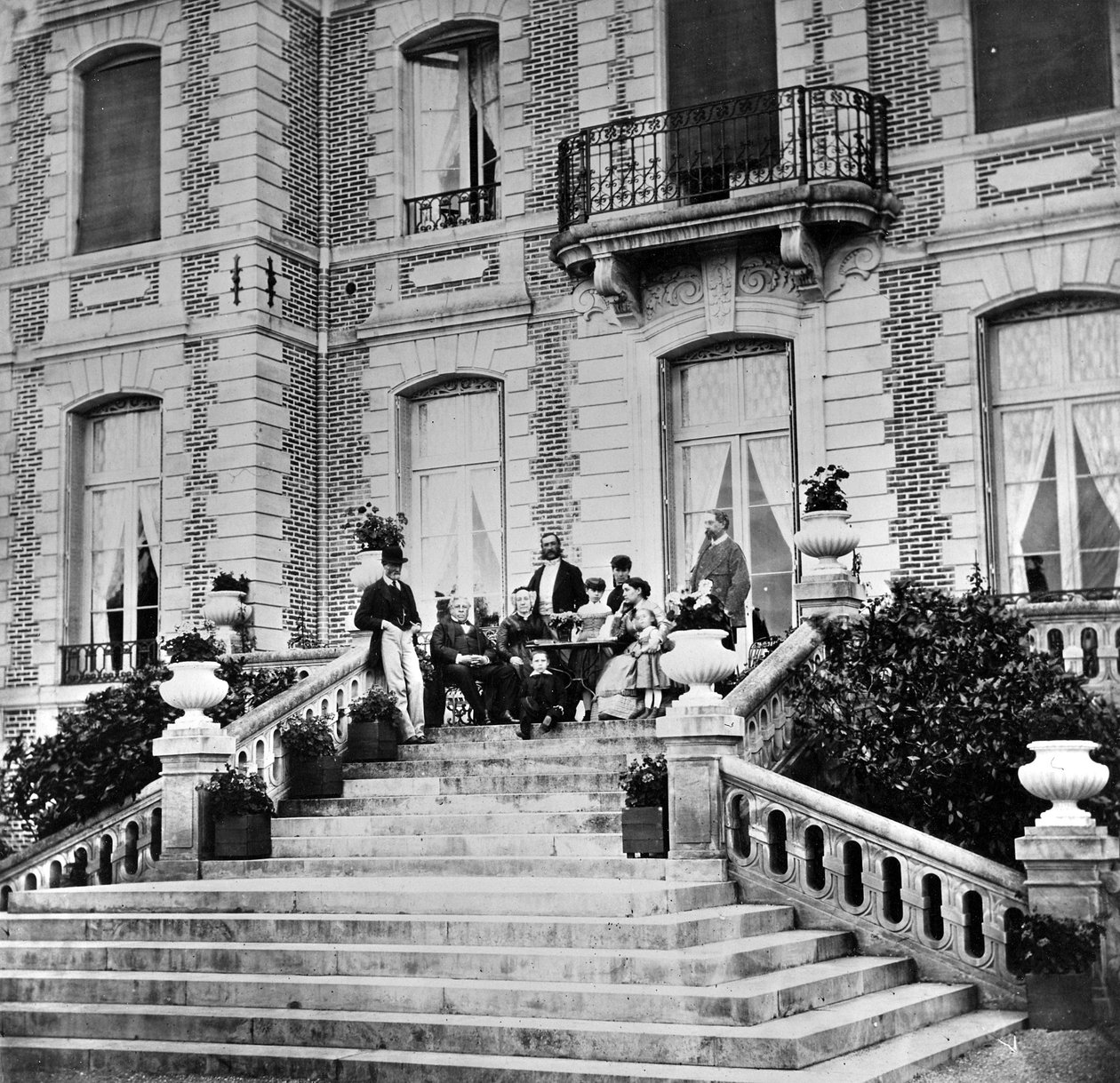Chá no terraço de um château, c.1880 de French Photographer