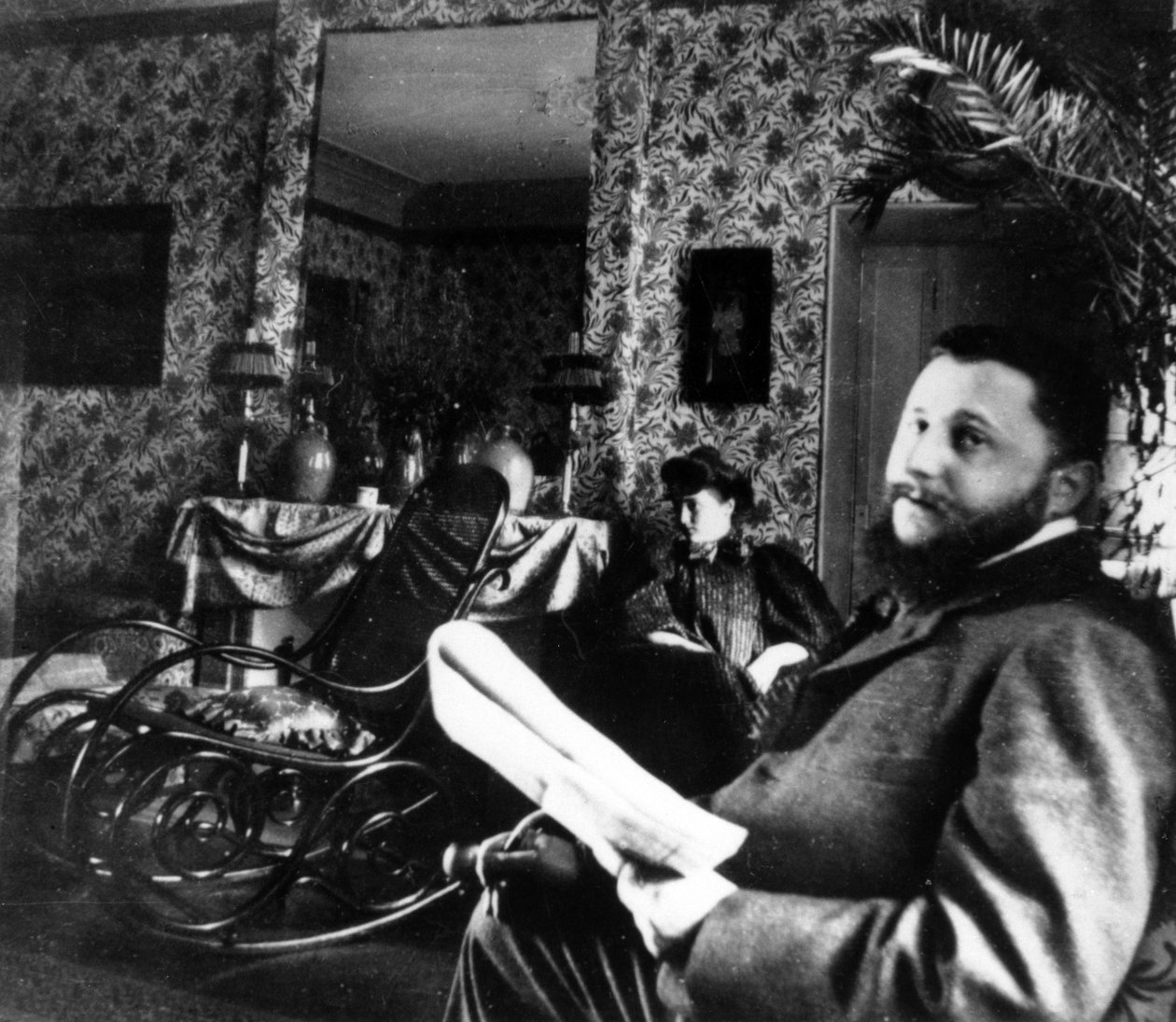 Thadée Natanson e sua esposa Misia Godebska na sala de visitas de seu apartamento na rue Saint-Florentin, Paris, c.1899 de French Photographer