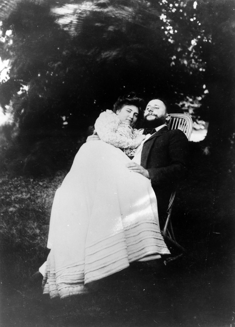 Thadée Natanson e sua esposa Misia Godebska no jardim de sua casa de campo, Le Relais, c.1899 de French Photographer