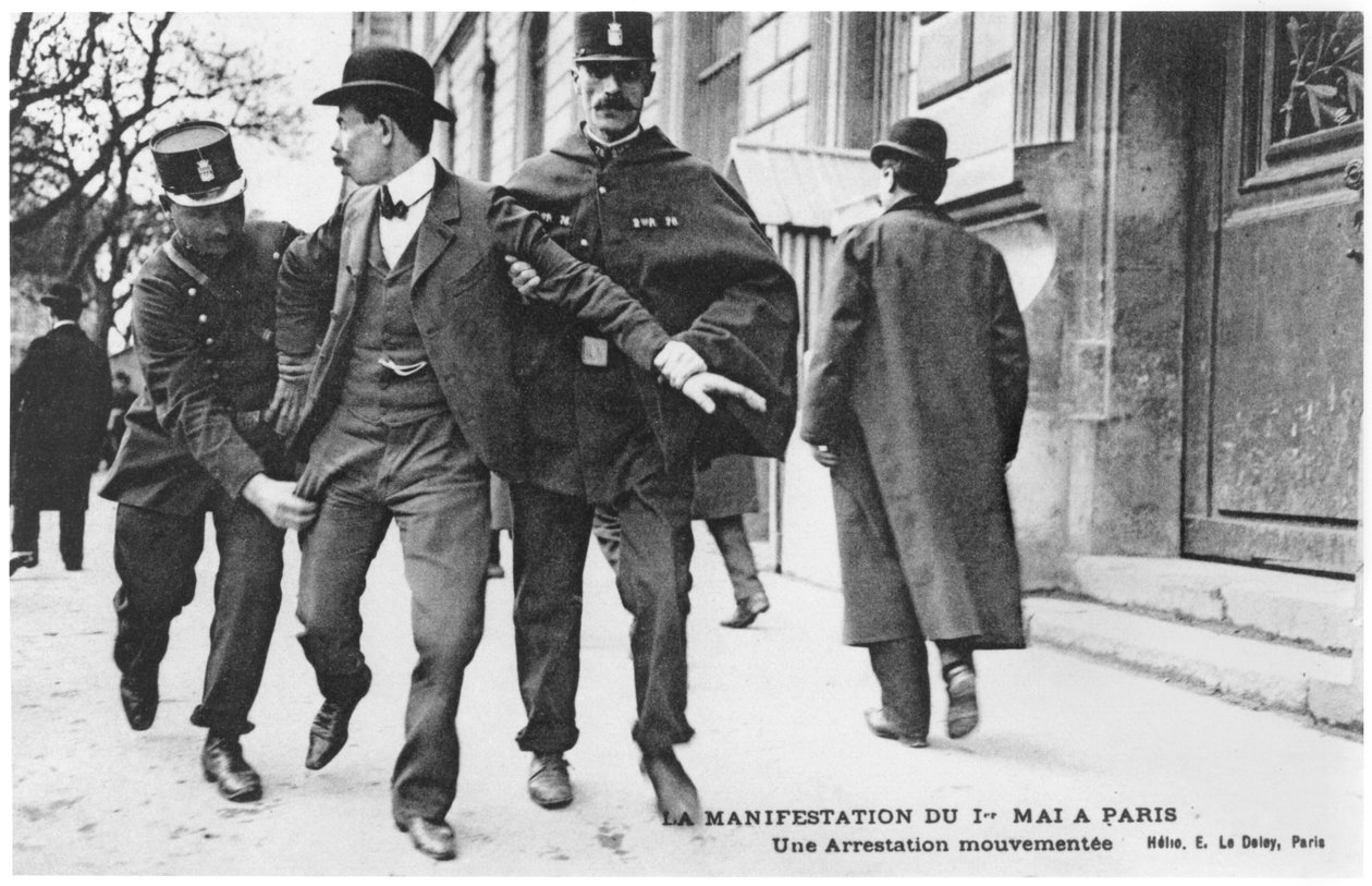 A demonstração para o 1º de maio em Paris, uma prisão apressada, cartão postal por E.Le Deley (helio) de French Photographer