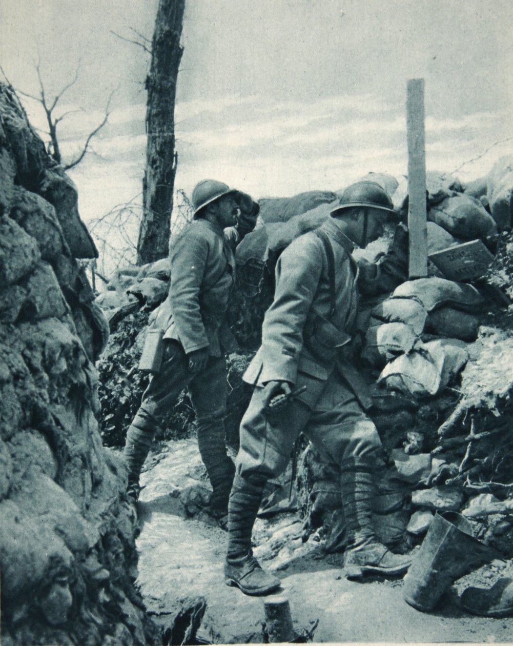 A Frente Francesa: observando os inimigos trincharem um periscópio antes de um lançamento, ilustração do The Illustrated War News, janeiro de 1917 de French Photographer