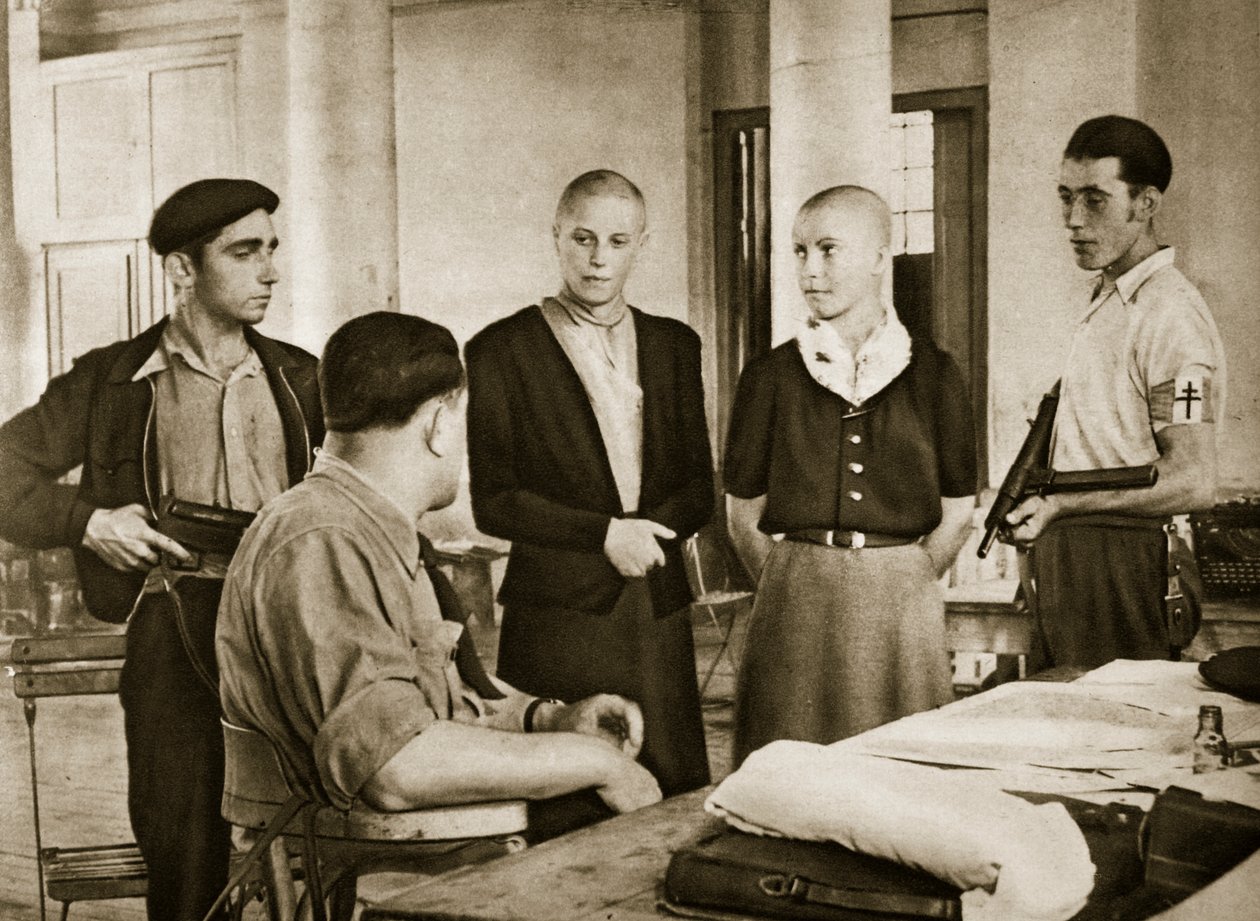 O prefeito de uma pequena cidade francesa interroga duas mulheres acusadas de dormir com o inimigo, 1944 de French Photographer