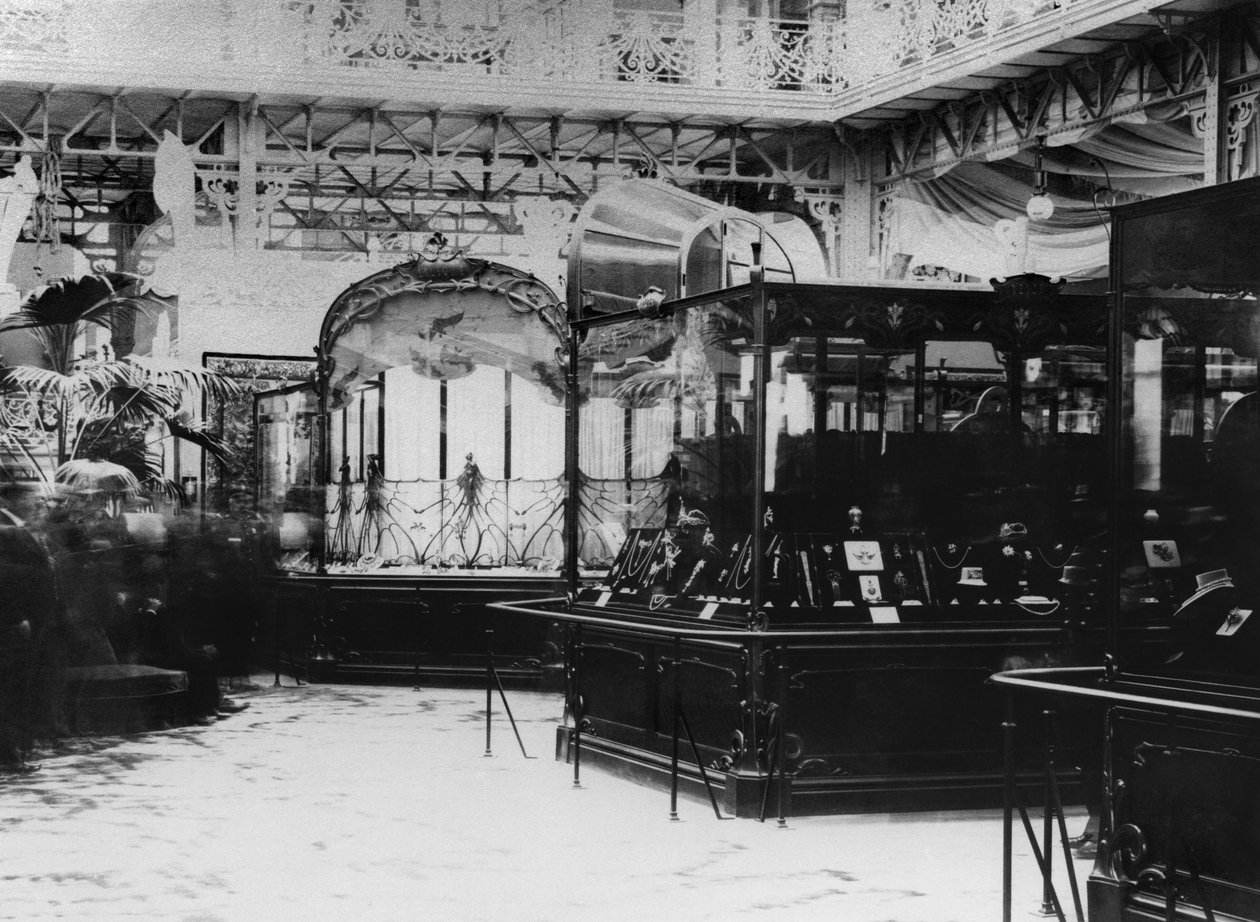 A galeria Samuel Bing exibindo René Lalique (1860-1945) durante a Exposição Universal, Paris, 1900 de French Photographer