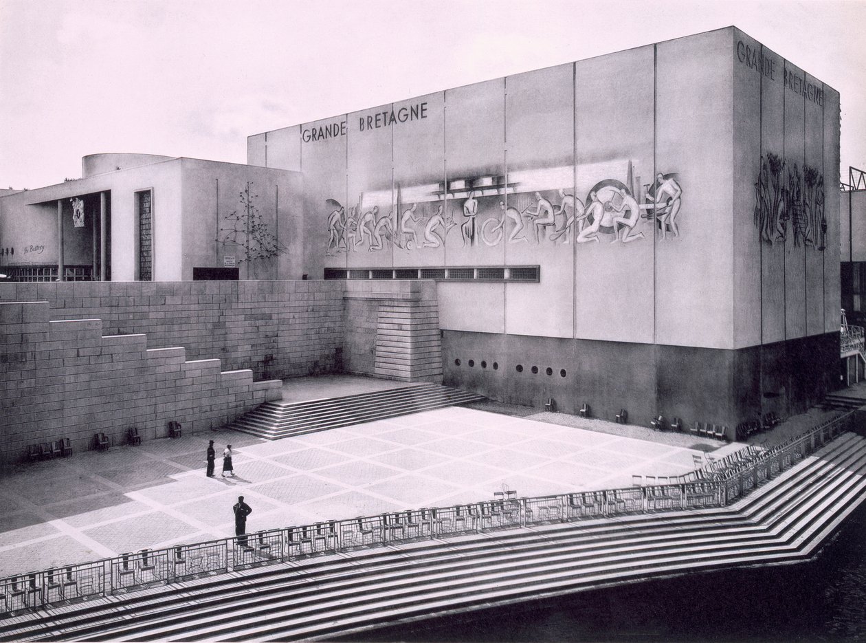 O edifício do Reino Unido na Exposição Internacional de Paris, 1937 de French Photographer