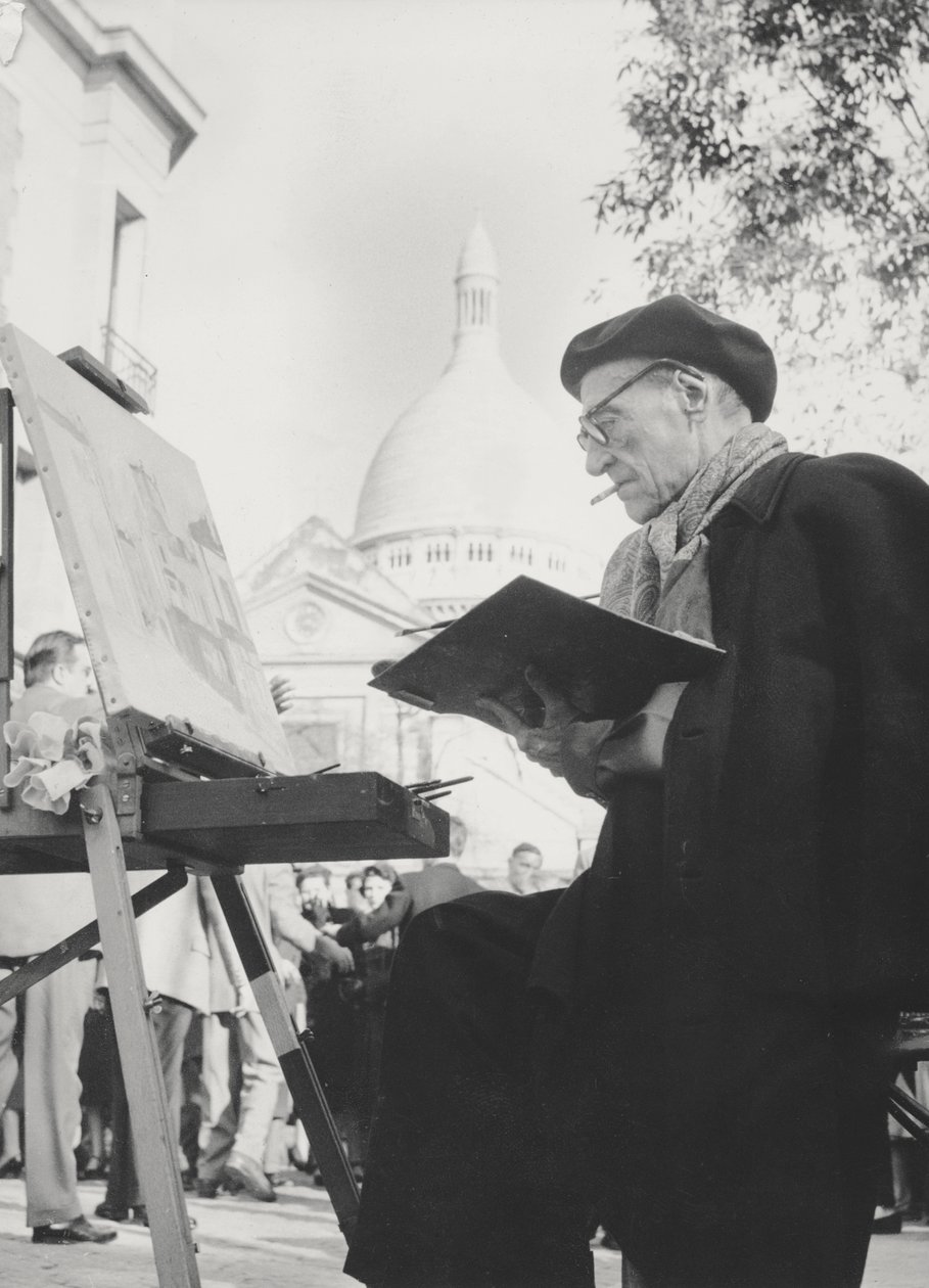 O artista Maurice Utrillo pintando em seu cavalete em Montmartre, Paris, década de 1950 de French Photographer