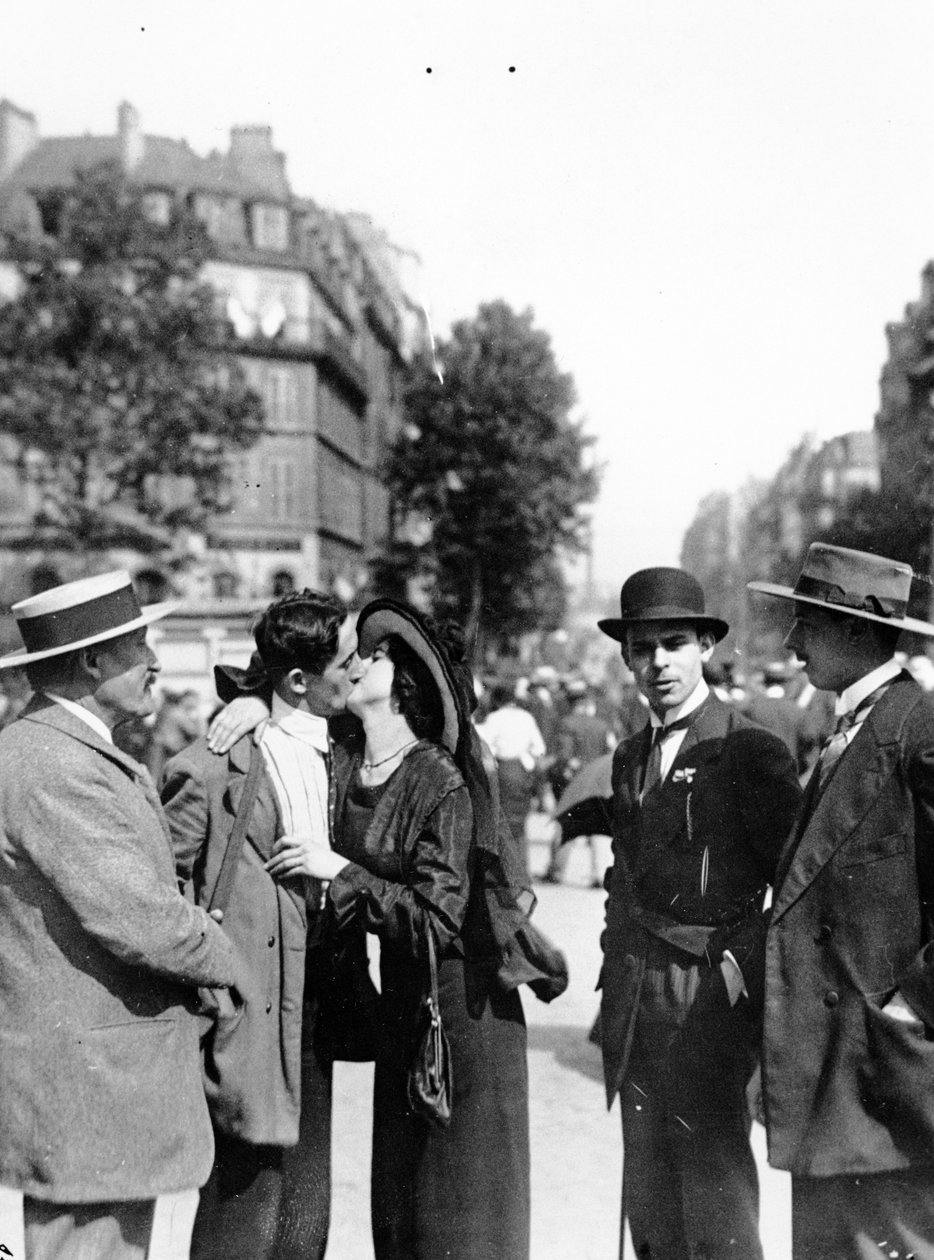 Os últimos beijos na Gare de Lyon, Paris, antes de partir para a guerra, 10 a 20 de agosto de 1914 de French Photographer