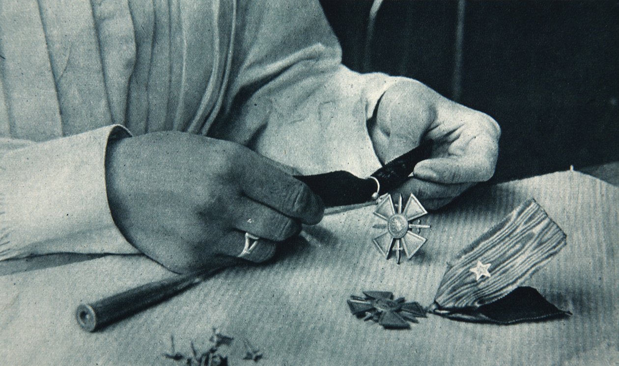 A manufatura da Croix de Guerre, ilustração do The Illustrated War News, 10 de janeiro de 1917 de French Photographer