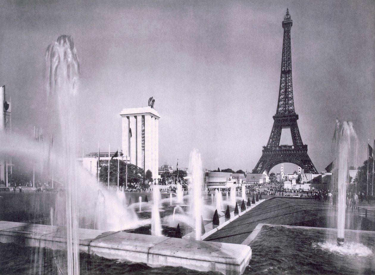 Os lagos ornamentais em frente à Torre Eiffel, durante a Exposição Internacional de Paris, 1937 de French Photographer