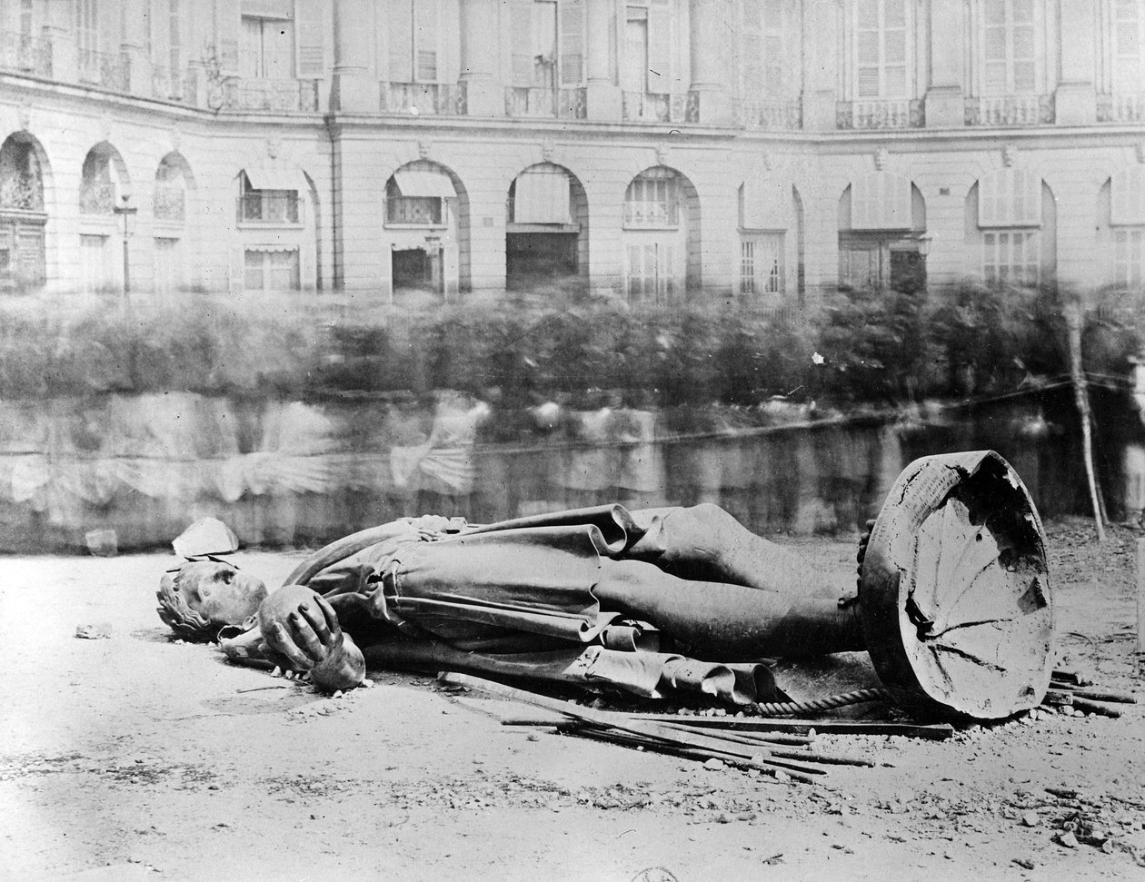 Estátua tombada de Napoleão na Place Vendôme, 1871 de French Photographer