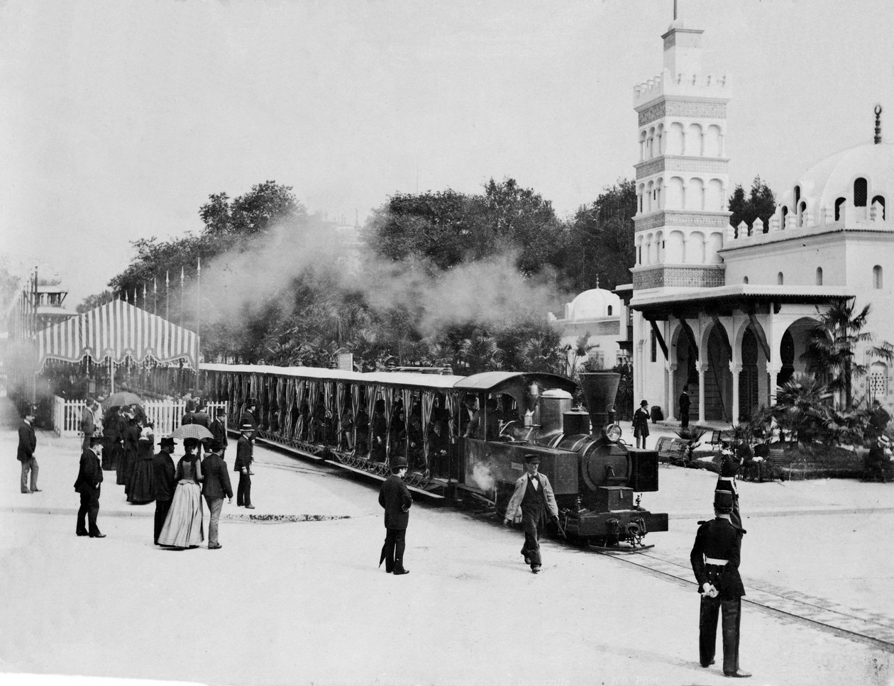 Treinar para levar os visitantes ao redor do site da Exposição de Paris, 1889 de French Photographer