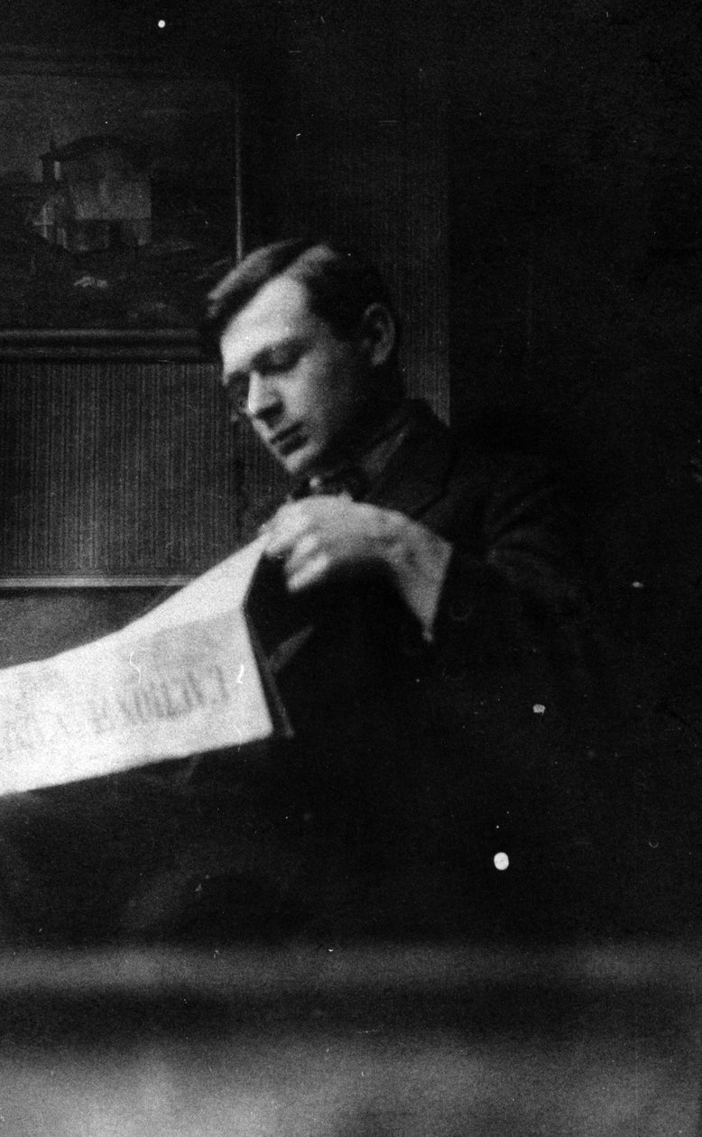 Tristan Tzara lendo LAction Française, c.1920-30 de French Photographer