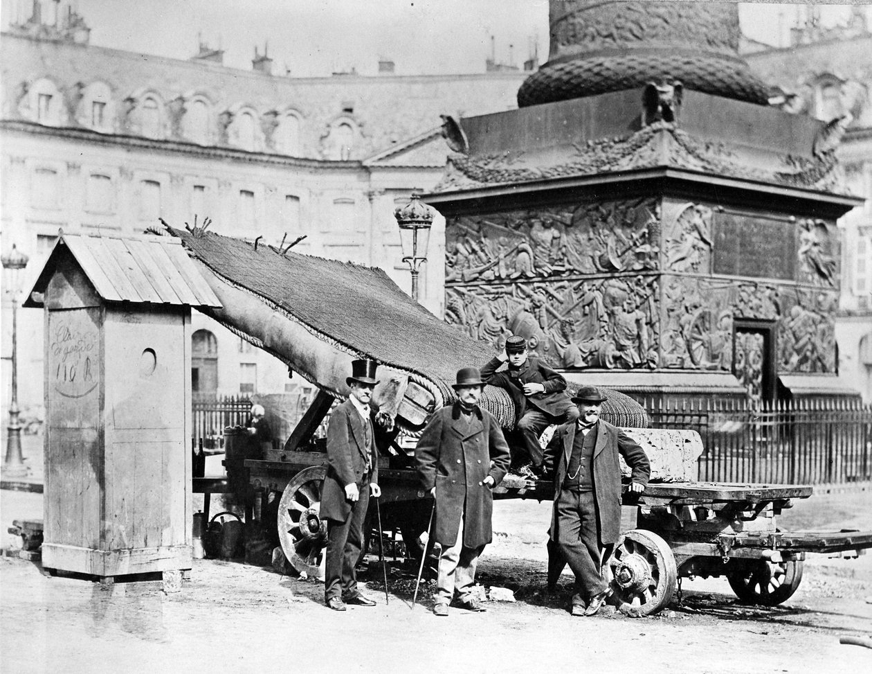 Tropas da Comuna de Paris na Place Vendôme, 1871 de French Photographer