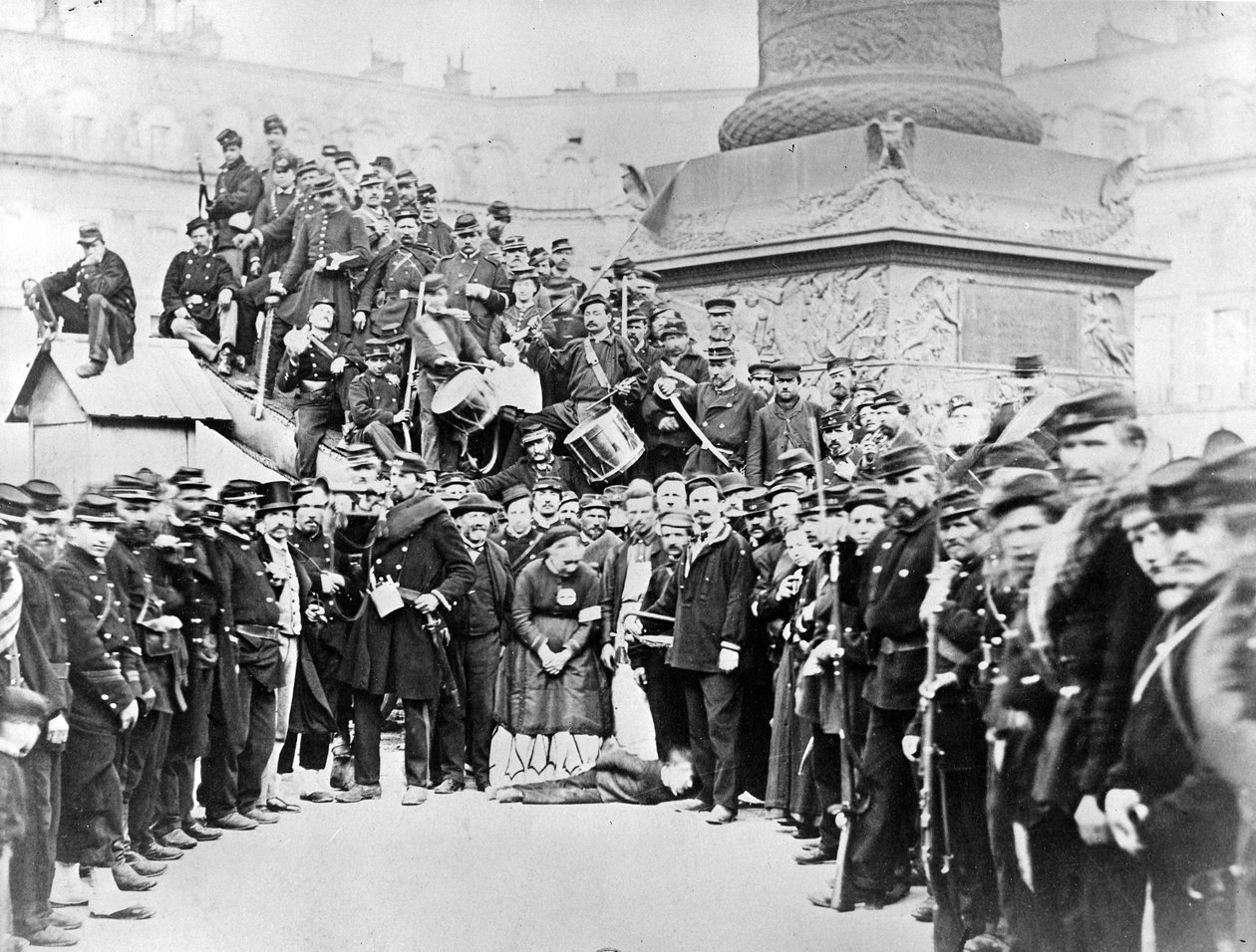 Tropas da Comuna de Paris na Place Vendôme, 1871 de French Photographer