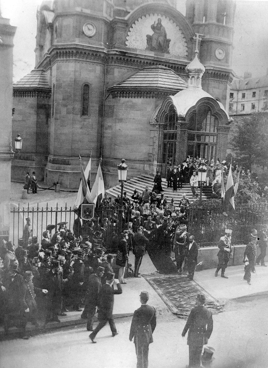 Czar Nicolau II saindo da Catedral Saint-Alexandre-Nevsky em Paris, 1896 de French Photographer